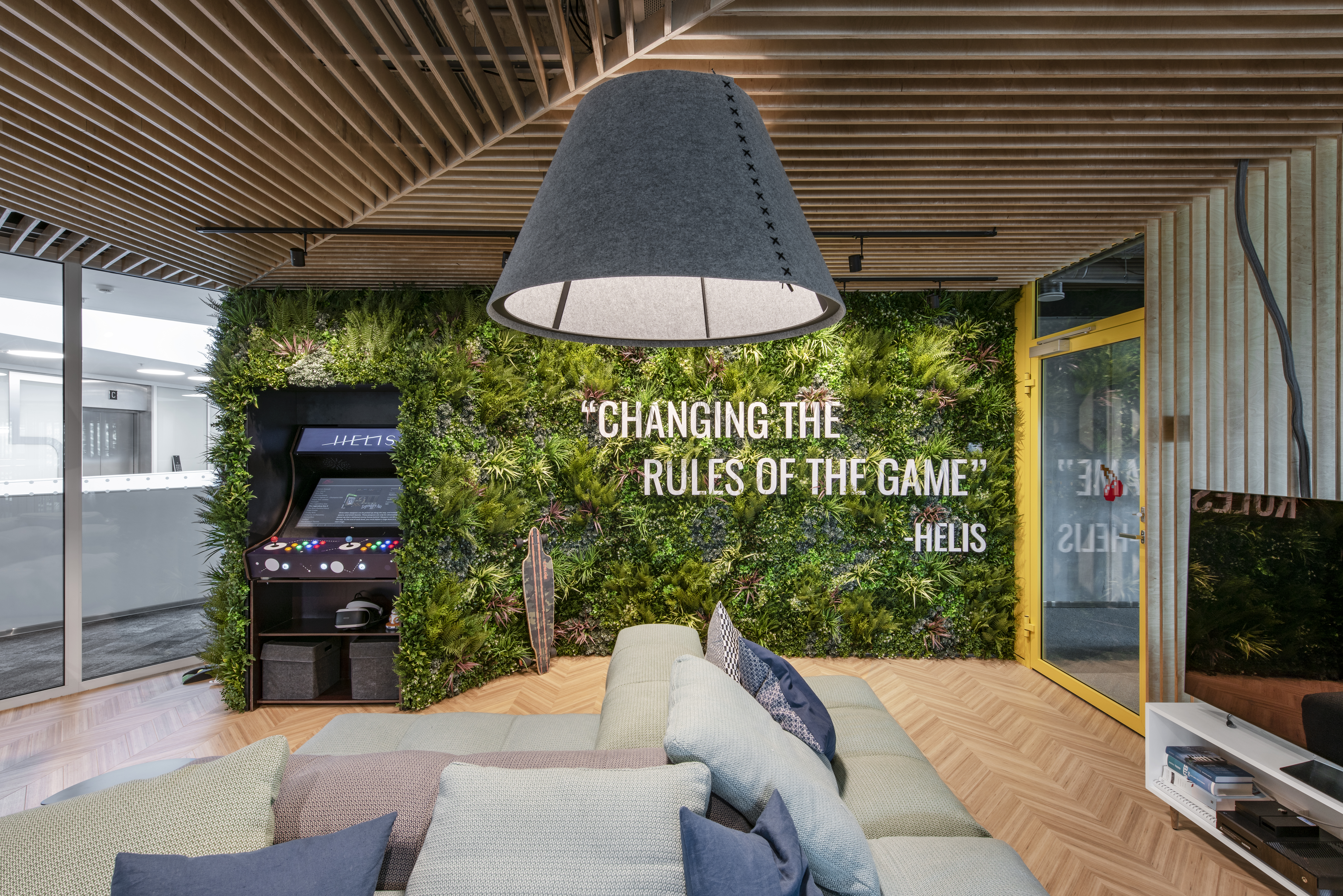 interior-green-wall-system-office-vistagreen
